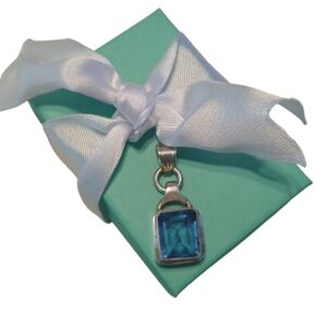 Cushion cut 10ct  London Blue Topaz in Sterling Silver 925 Pendant